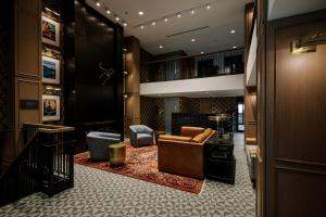 eine Lobby mit einem Sofa und zwei Stühlen in einem Gebäude in der Unterkunft Mount Royal Hotel in Banff