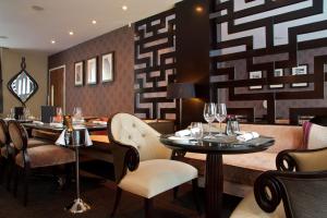 A restaurant or other place to eat at Ten Manchester Street Hotel