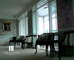 The Falcon Hotel的休息区