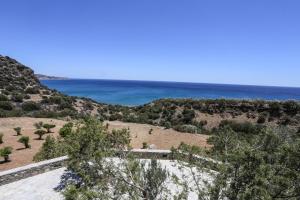 a view of the ocean from the top of a mountain at Skouros Villa in Kastrí
