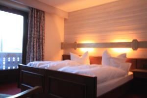 Postel nebo postele na pokoji v ubytování DEVA Hotel-Restaurant Fischerwirt inklusive Chiemgau Card
