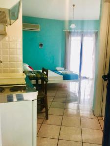 een keuken met een wastafel en een bad in de kamer bij Contaratos Holiday Lettings in Kýthira