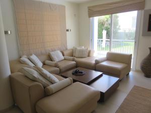 ein Wohnzimmer mit einer Couch und einem Couchtisch in der Unterkunft Villa Victoria in Paphos City