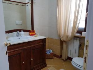 a bathroom with a sink and a toilet at B&B Villa Francesca in Soverato Marina