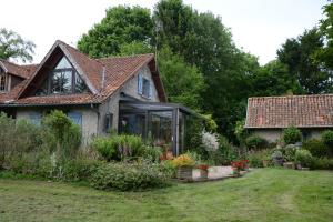 a house with a garden in front of it at Le Jardin Sauvage in Maintenay