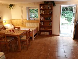 ein Wohnzimmer mit einem Tisch und einem Sofa in der Unterkunft Ranch 79 in Smědčice
