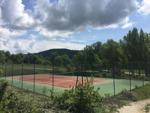 a tennis court with a tennis court at Mazet Lavande in Saint-Martin-de-Brômes