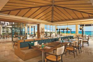 En restaurant eller et andet spisested på Dreams Jade Resort & Spa - All Inclusive