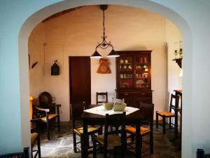 - une salle à manger avec une table et des chaises dans l'établissement Monte dos Velhos, à Reguengos de Monsaraz