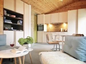 - un salon avec un canapé et une table avec un livre dans l'établissement Tromsø City Apartments, à Tromsø