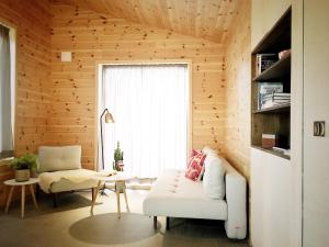 salon z białą kanapą i oknem w obiekcie Tromsø City Apartments w mieście Tromsø