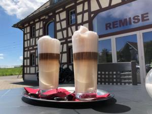 due bevande su un piatto su un tavolo di Gasthaus Ochsen a Tägerwilen