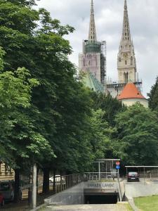 - une vue sur une ville avec deux tours dans l'établissement Apartment Old Zagreb, à Zagreb