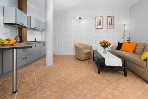 Kuchnia lub aneks kuchenny w obiekcie Morskie Apartamenty "Zefir" "Notos" "Loft" "Gniazdo"