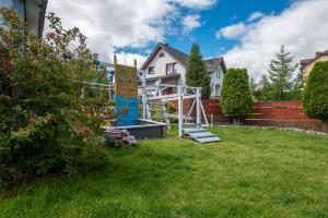 Plac zabaw dla dzieci w obiekcie Morskie Apartamenty "Zefir" "Notos" "Loft" "Gniazdo"