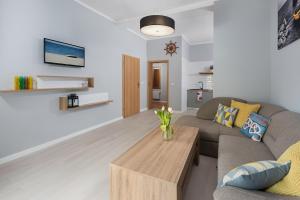 salon z kanapą i stolikiem kawowym w obiekcie Morskie Apartamenty "Zefir" "Notos" "Loft" "Gniazdo" we Władysławowie