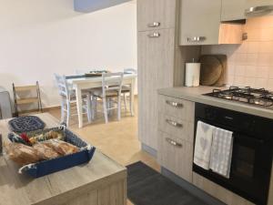 une cuisine avec un comptoir avec une boîte de nourriture dans l'établissement Casamare Lido di Noto, à Noto Marina