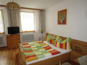 Кровать или кровати в номере Dorfwirtshaus Rauch