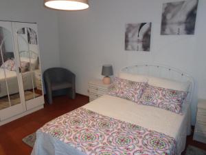ポルティマンにあるRecanto Pe na Areiaのベッドルーム1室(ベッド1台、椅子、鏡付)