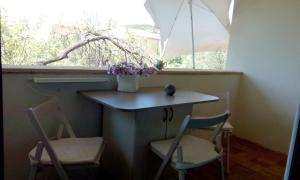 un tavolino e due sedie in una stanza con finestra di Apartments Meri a Vodice