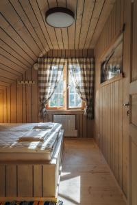 Schlafzimmer mit einem Bett und einem Fenster in der Unterkunft Peipsi Homestay in Kuru