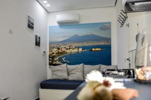 ナポリにあるAlis Vanvitelli Suiteのリビングルーム(ソファ付)