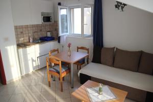 uma sala de estar com um sofá e uma mesa em Apartments Time Off em Zaboric