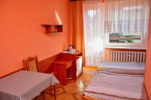 ブワディスワボボにあるPokoje Marcoのベッド2台と窓が備わる小さな客室です。