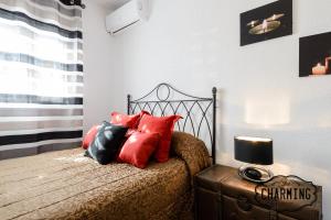 マドリードにあるCharming Argensola Centerのベッドルーム1室(赤い枕のベッド1台付)