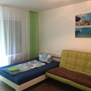 sala de estar con sofá y ventana en Apartment Schwarzwald, en Lahr