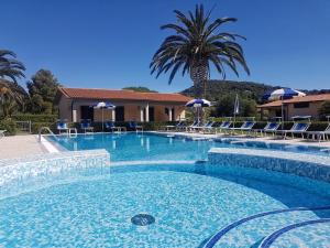 The swimming pool at or close to Lido Azzurro Residence rta