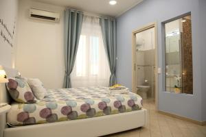 um pequeno quarto com uma cama e uma janela em Lemon House Apartment em Nápoles