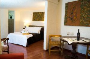 Habitación de hotel con cama y mesa con copas de vino en Suite 2B, Vista, Garden House, Welcome to San Angel, en Ciudad de México