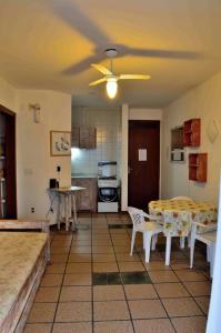 sala de estar con mesa y cocina en CRETA 101 1 Andar, en Florianópolis