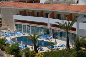 Uma vista da piscina em M. Moniatis Hotel ou nos arredores