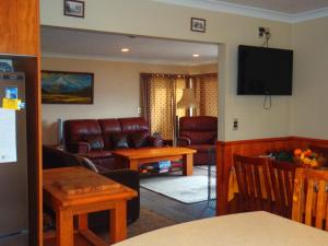 Televisyen dan/atau pusat hiburan di Lakefront Bellevue Lake Hawea Wanaka