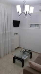 Televízia a/alebo spoločenská miestnosť v ubytovaní Keratea Apartment Athens Airport
