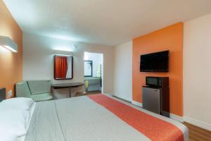 TV a/nebo společenská místnost v ubytování Motel 6-Houston, TX - East