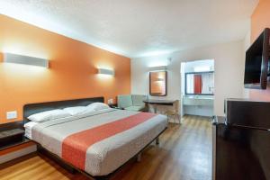 um quarto de hotel com uma cama e uma televisão em Motel 6-Houston, TX - East em Houston