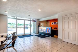Kuchyň nebo kuchyňský kout v ubytování Motel 6-Houston, TX - East