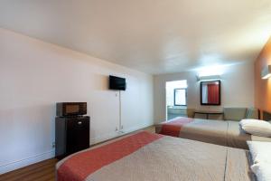 TV a/nebo společenská místnost v ubytování Motel 6-Houston, TX - East