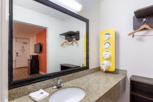 Koupelna v ubytování Motel 6-Houston, TX - East