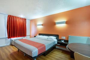 Postel nebo postele na pokoji v ubytování Motel 6-Houston, TX - East