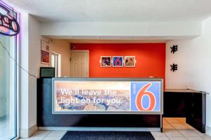 TV a/nebo společenská místnost v ubytování Motel 6-Houston, TX - East