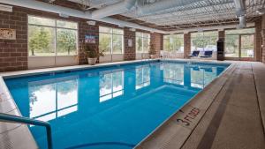 uma grande piscina interior com água azul em Best Western Garden Inn em Bentleyville
