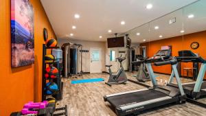 a fitness room with a treadmill and a gym at Best Western Paradise Hotel in Paradise