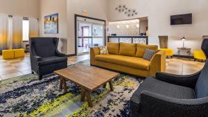 A seating area at Best Western Sherwood Inn & Suites