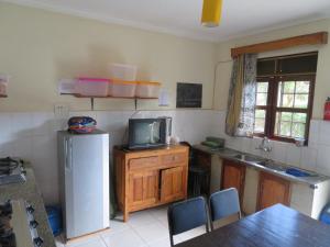 Dapur atau dapur kecil di Bikeventures House Uganda