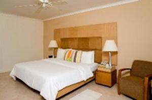 Cama ou camas em um quarto em Mango Bay All Inclusive