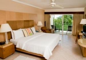 Cama ou camas em um quarto em Mango Bay All Inclusive